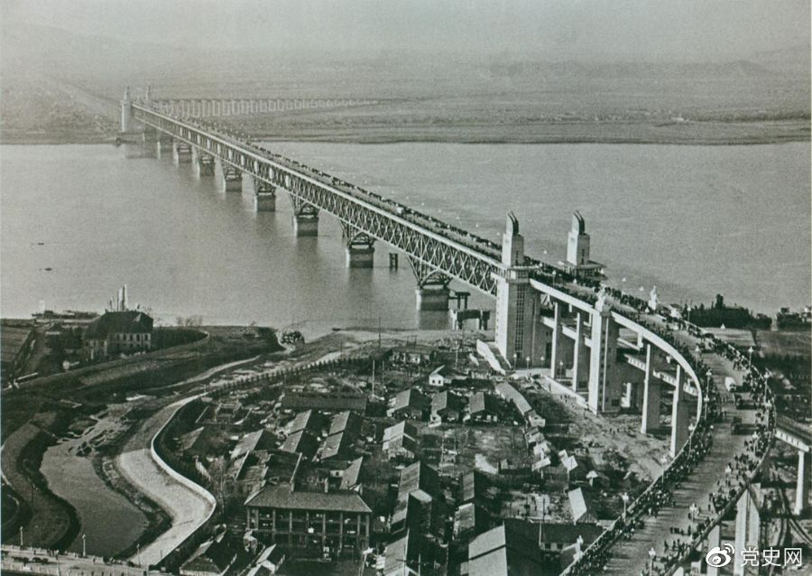 1968年12月29日， 南京長(zhǎng)江大橋全面建成通車(chē)。這是當(dāng)時(shí)中國(guó)自行設(shè)計(jì)建造的最大的鐵路、公路兩用橋。